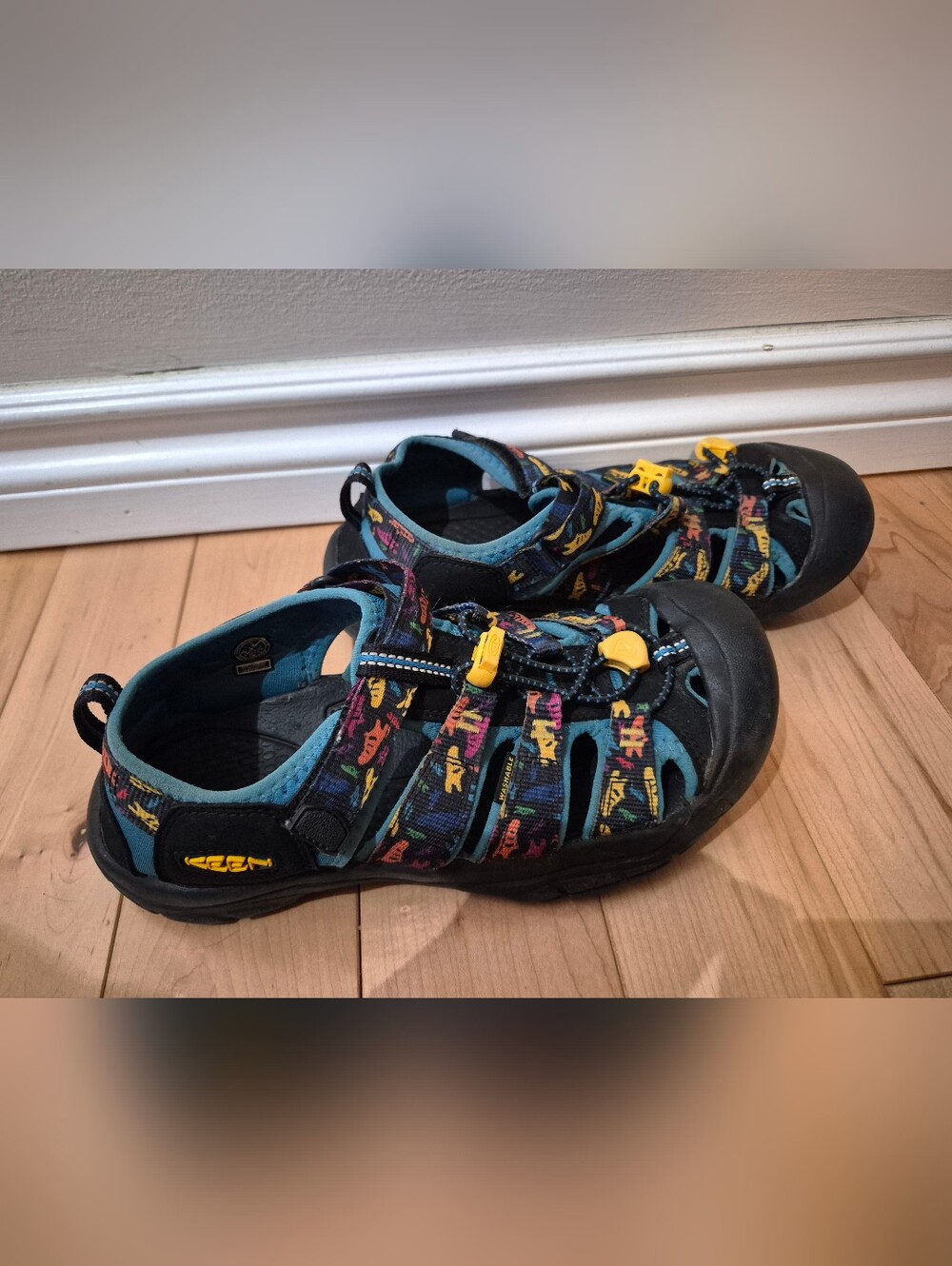 Keen kids size 5 sandals - Picture 2 of 5